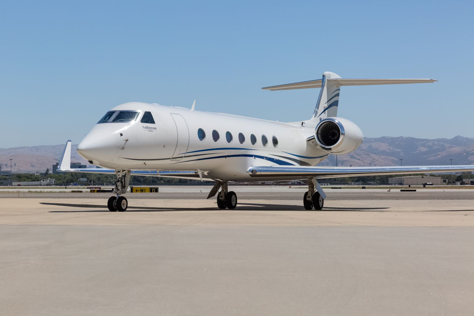 Large-cabin business jet representing the business-aviation tug category